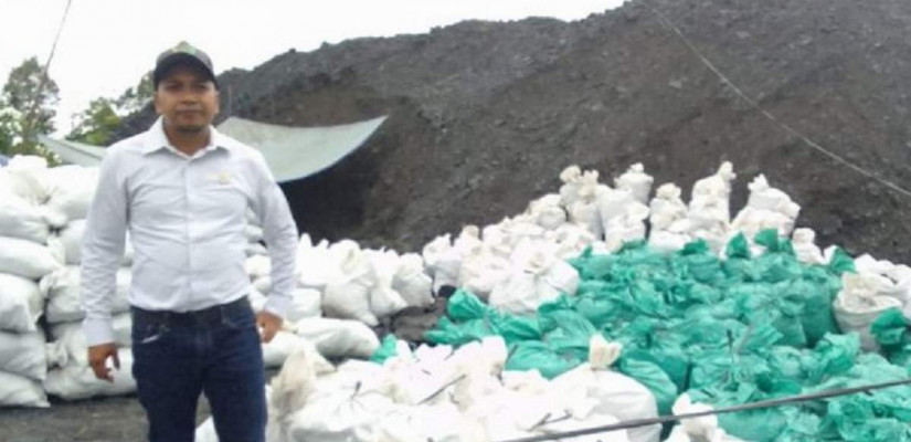 Udin, wakil Ketua Pansus Investigasi Pertambangan DPRD Kaltim berada di tengah-tengah batu bara ilegal dalam karung di kawasan IKN. (Ist)