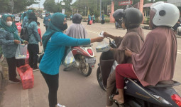 TP-PPK dan Dharma Wanita Tenggarong Turun ke Jalan Untuk Bagikan Takjil Gratis