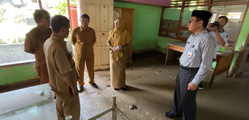Kepala Dinas Sosial Kaltim, Andi M Ishak saat meninjau kondisi UPTD Panti Sosial Karya Wanita Harapan Mulia, usai terendam banjir.