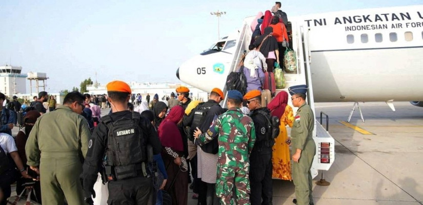 WNI yang dievakuasi dari Sudan oleh Satgas TNI AU naik Pesawat B-737 TNI AU, di lokasi yang tidak diketahui dalam gambar tak bertanggal yang dirilis 27 April 2023. Foto: Pusat Penerangan TNI.