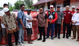 Wabup Kukar Rendi Solihin Berikan Bantuan 158 Tandon Untuk Dua Kelurahan di Muara Jawa