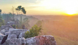 Wisata Alam Batu Dinding Suguhkan Pemandangan Matahari Terbit dan Terbenam