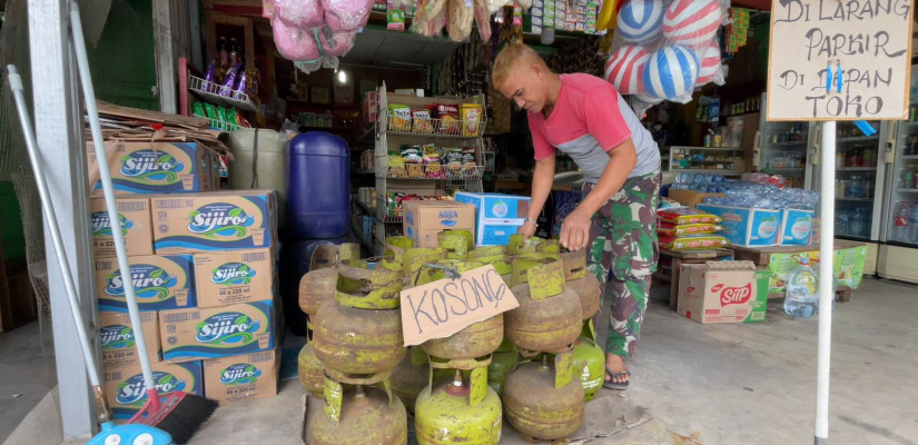 Salah satu toko kelontong di Samarinda kehabisan stok tabung gas elpiji isi ulang 3 kg.