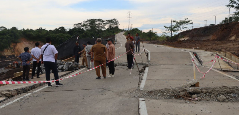 Tinjauan Komisi III DPRD Kaltim di jalan Dondang-Sangasanga yang amblas.