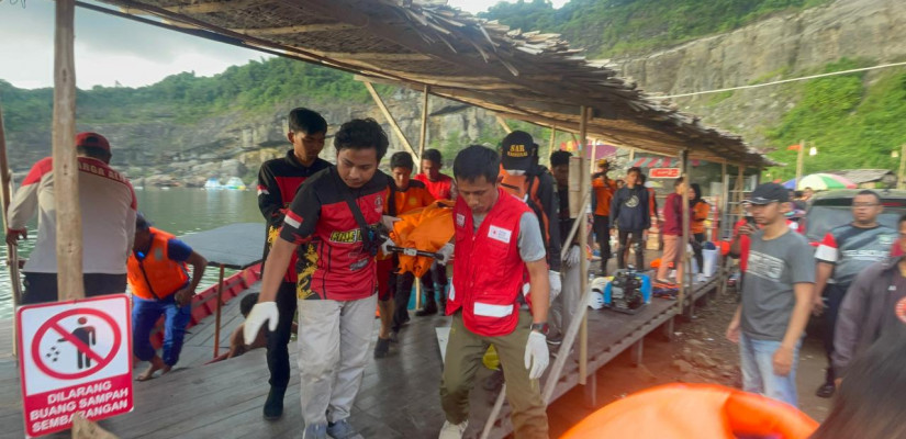 Evakuasi jenazah anak kecil tenggelam di Danau Danurdana, Tenggarong Seberang.