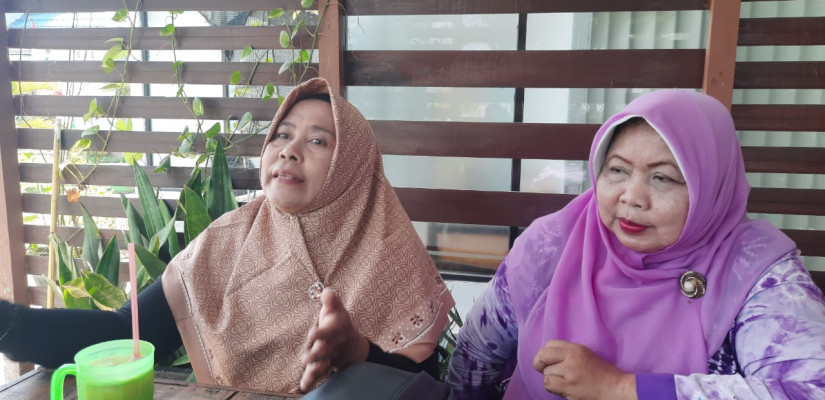 Ketua Forum Perempuan Peduli Perum Korpri Loa Bakung-Samarinda (FPPPKLB), Neneng Herawati (jilbab coklat).