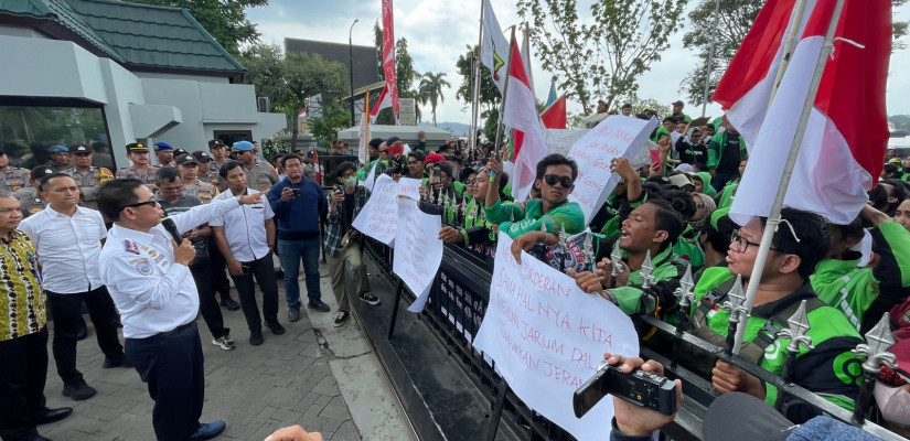 Demo Ojol di Kantor Gubernur Kaltim, Minta Penyamarataan Harga Antar Aplikator