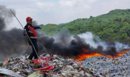 Kebakaran TPA Bukit Pinang Diduga Akibat Pembakaran Ban