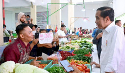 Tinjau Pasar Merdeka Samarinda, Presiden Jokowi Temukan Harga Beras Belum Turun