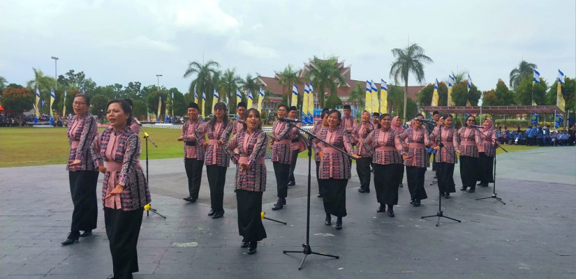 Tim Paduan Suara Cap Jempol saat tampil di Peringatan HUT ke-24 Kabupaten Kutai Timur (Kutim). Foto: Nasruddin/Pro Kutim.