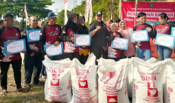Bupati Kukar Serahkan Bantuan Kepada Kelompok Nelayan di Mangkurawang dan Loa Tebu