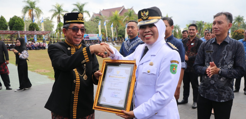 Camat Sangatta Utara Hasdiah usai menerima penghargaan piagam Bupati Kutim. Foto: Wahyu/Rusli/Pro Kutim)