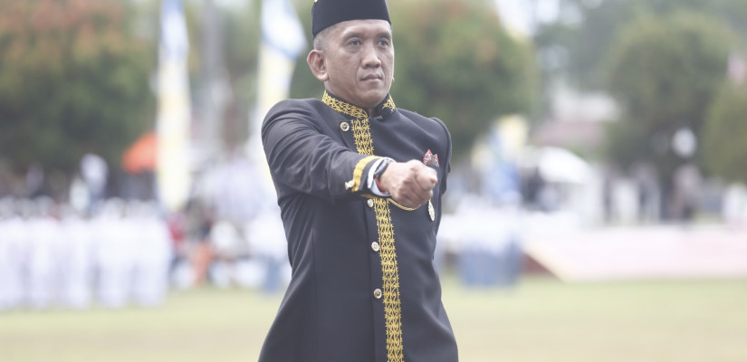 Kabag Prokopim Setkab Kutim Basuki Isnawan saat menjadi Komandan Upacara HUT ke-24 Kutim. Foto: Irfan/Pro Kutim