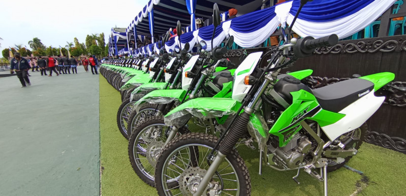 Bantuan 200 motor merk KLX dari DTPHP Kutim diparkir usai diserahkan secara simbolis oleh Bupati Ardiansyah Sulaiman. Foto: Wahyu/Rusli/Pro Kutim