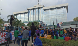 Mahasiswa Demo Tolak Putusan MK Soal Batas Usia Capres di Kantor Gubernur Kaltim   