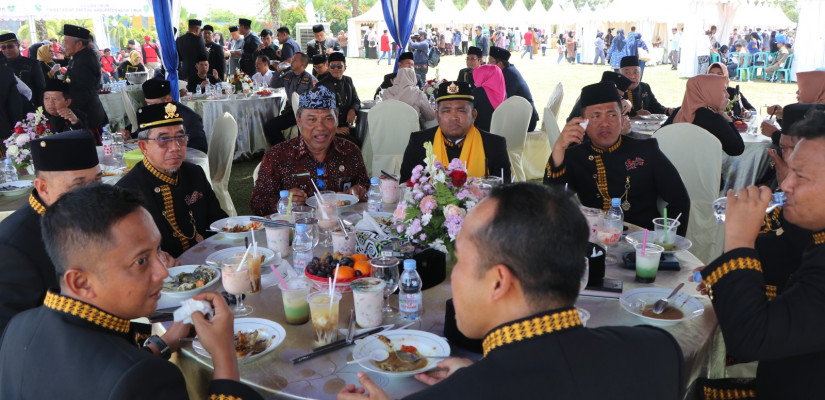 Selepas Upacara HUT ke-24 Kutim, Pemkab Kutim menggelar makan bersama di area outdoor Alun-alun Helipad Bukit Pelangi. Foto: Rusli/Dokpim