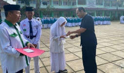 Anggota DPRD Kukar Ahmad Zulfiansyah Serahkan Beasiswa Kepada Santri di Dua Sekolah
