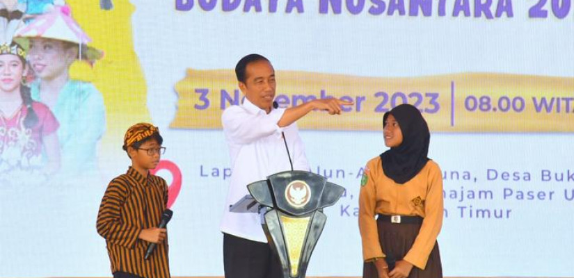 Presiden Joko Widodo berbincang dengan pelajar saat Festival Harmoni Budaya Nusantara di Penajam Paser Utara, Kalimantan Timur, Jumat, 3 November 2023.