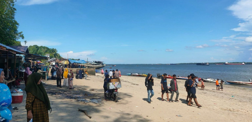 Wisata Pantai di Desa Pasir Mayang, Kecamatan Kuaro, Kabupaten Paser.
