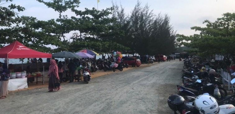 Suasana Pantai Sipakario, Kabupaten PPU, Provinsi Kalimantan Timur, ramai pengunjung dari luar maupun dalam daerah, Minggu (12/11/2023).