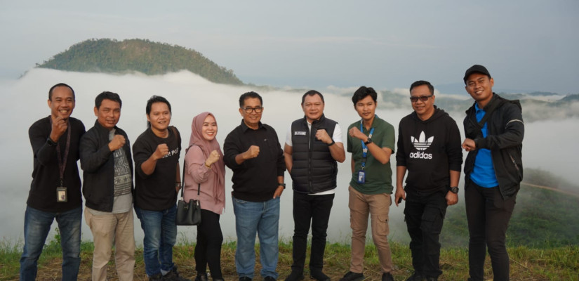 Momen Pj Gubernur Kalimantan Timur, Akmal Malik saat mengunjungi wisata Gunung Boga, Kabupaten Paser. (Foto: Humas Pemkab Paser)