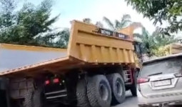 Tiga Unit Kendaraan Tambang Melenggang Santai di Jalan Poros Tenggarong - Kota Bangun