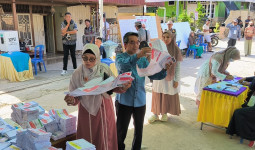 Bupati Ardiansyah dan Istri Salurkan Hak Suara di TPS 143, Optimis Target Pemilih di Kutim 80 Persen