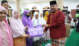Safari Subuh di Kembang Janggut, Bupati Kukar Bagikan Paket Ramadan Untuk Kaum Dhuafa