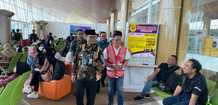 Akmal Malik Tinjau Mudik di Bandara APT Pranoto, Usulkan Penambahan Penerbangan di 3 Rute Ini