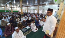 Bacakan Sambutan Bupati, Wabup Kasmidi Salat Id di Masjid At Taubah