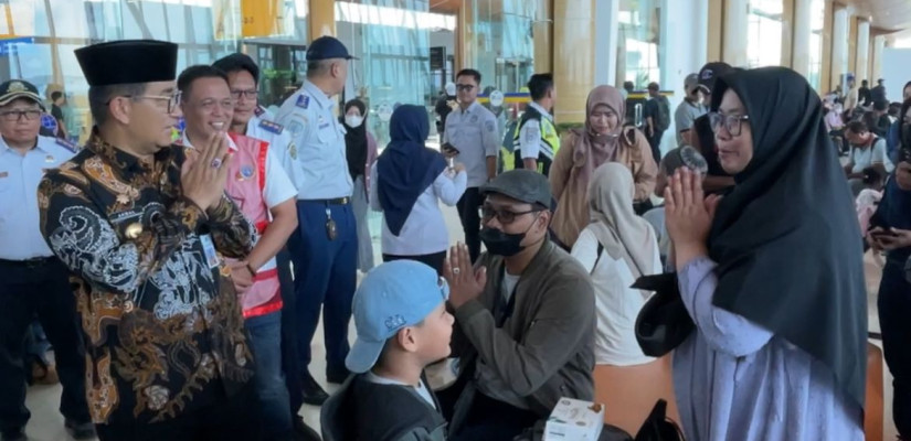 Rini salah satu pemudik bersama keluarga sedang menunggu jadwal keberangkatan pesawat di Bandara APT Pranoto Samarinda