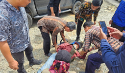 Bupati Kutim Ardiansyah Sulaiman Berikan Pertolongan Pertama pada Korban Kecelakaan di Jalan Poros Sangatta-Bengalon