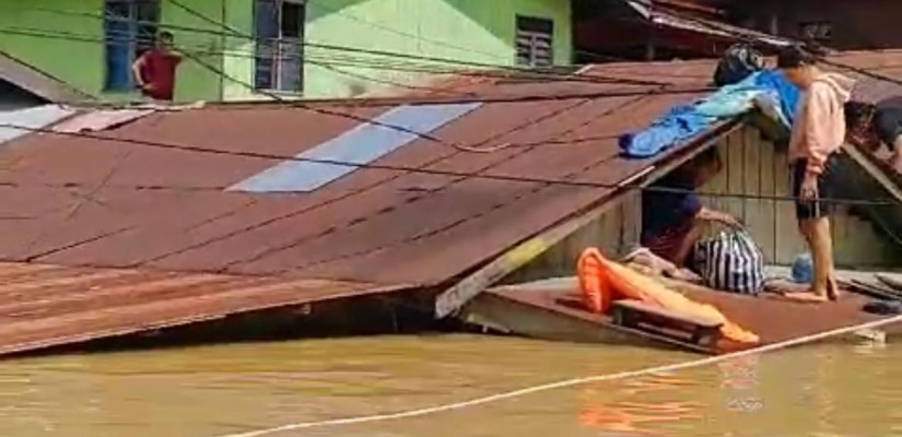 Banjir di Kabupaten Mahulu, Kaltim merendam pemukiman warga hingga setinggi atap. (Istimewa)