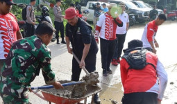 Bupati Kukar Bersama Forkopimda Gotong Royong Bersihkan Jalur Dua Tenggarong-Samarinda