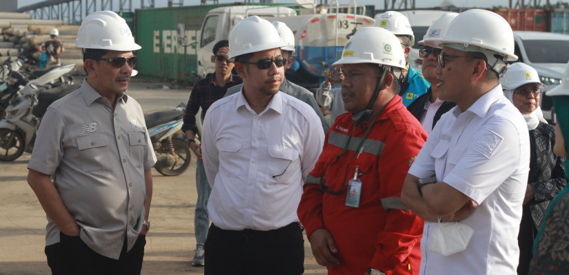 Komisi VII DPR RI saat melakukan tinjauan lapangan di area smelter nikel Sangasanga, Kukar. (selasar/yoghy)