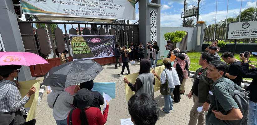 Aksi tolak RUU penyiaran di depan kantor dprd kaltim.