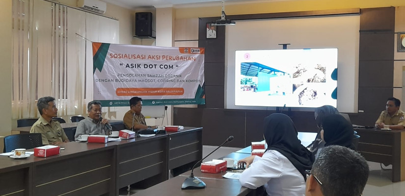 Kepala UPTD TPAS Manggar, Mochamad Haryanto, saat mempresentasikan persoalan di lingkup kerja UPTD TPAS Manggar.