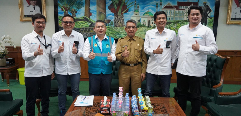 Bupati Kutim H Ardiansyah Sulaiman saat memimpin pertemuan dengan PT PLN membicarakan sinergi program listrik di desa-desa di Kutim, di ruang kerjanya beberapa waktu lalu.