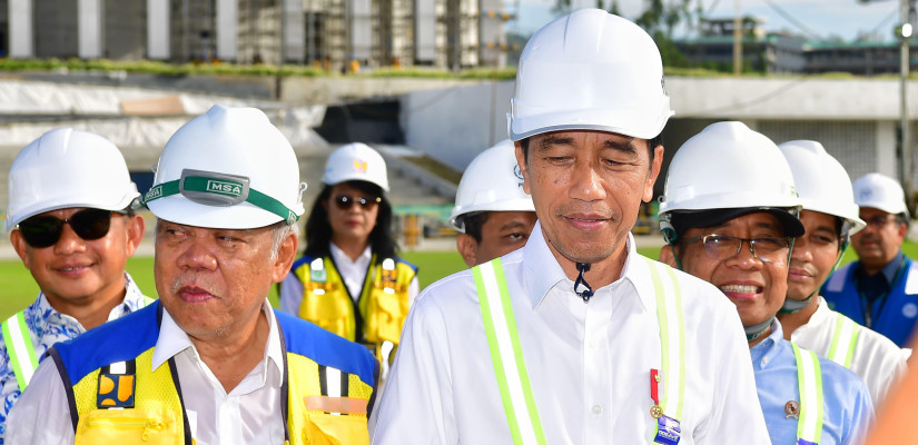 Presiden Jokowi saat meninjau langsung kesiapan lapangan upacara yang akan digunakan dalam peringatan Hari Ulang Tahun (HUT) ke-79 Kemerdekaan Republik Indonesia (RI) di Kawasan Ibu Kota Nusantara (IKN), Kabupaten Penajam Paser Utara, Provinsi Kalimantan Timur pada Rabu, 5 Juni 2024. Foto: BPMI Setpres/Rusman