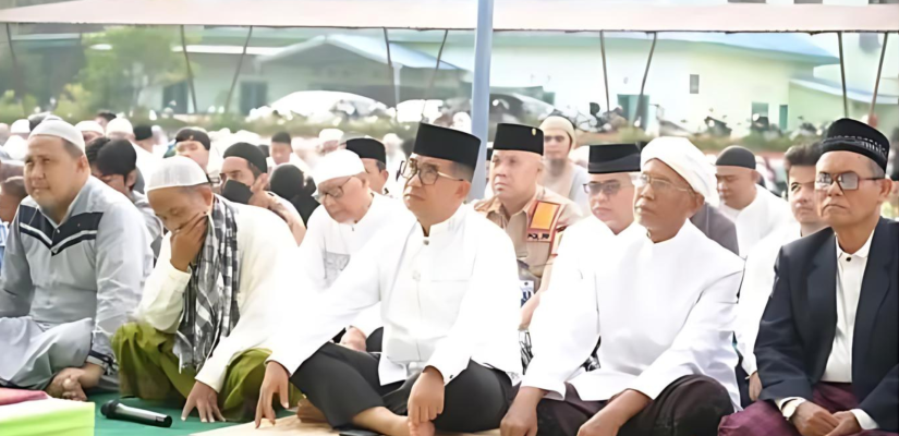 Penjabat (Pj) Gubernur Kaltim, Akmal Malik melaksanakan Salat Idul Adha 1445 Hijriah di Masjid Ad Da'wah Komplek Muhammadiyah Kaltim Center. (foto/adpimpemprovkaltim)