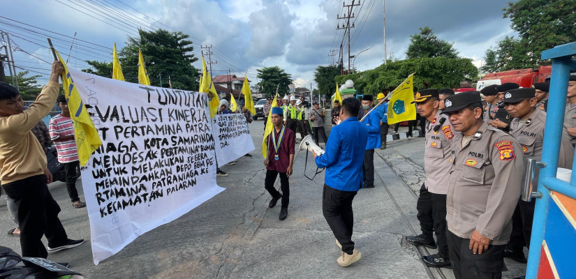 Aksi Demo PMII Samarinda di depan kantor Pertamina Patra Niaga. (selasar/yoghy)