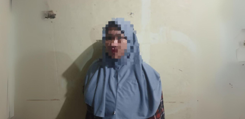 Polisi usai mengamankan pelaku kekerasan terhadap anak di Samarinda. (Ist)