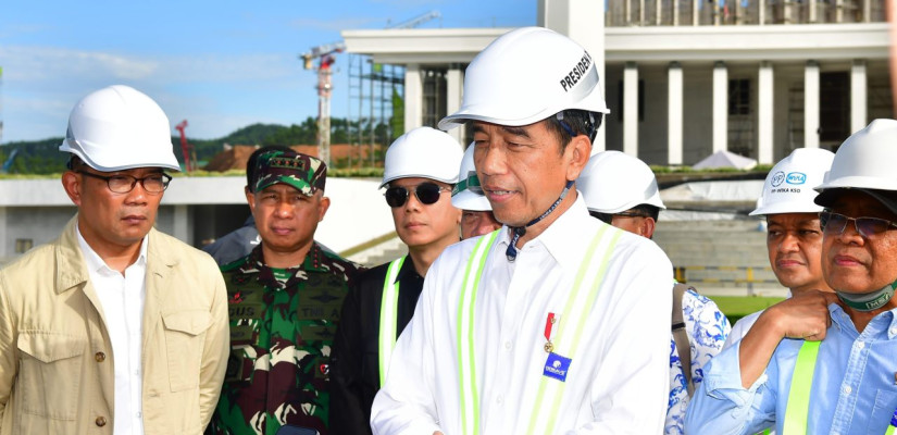 Presiden Jokowi saat memberikan keterangan ke awak media soal pemberian IUPK untuk Ormas. Foto: BPMI Setpres/Rusman