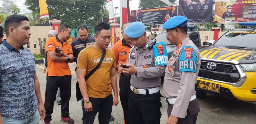 Propam Polresta Samarinda saat memeriksa handphone personel Polsek Sungai Kunjang. (IST)