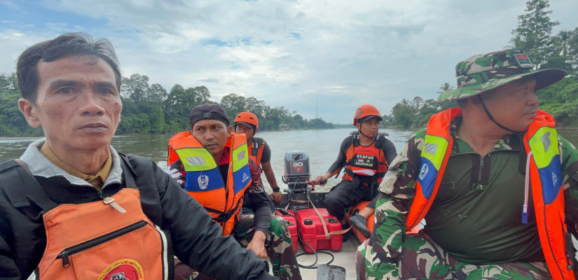 Tim Rescue Pos SAR Samarinda sedang melakukan pencarian di Sungai Belayan. (IST)