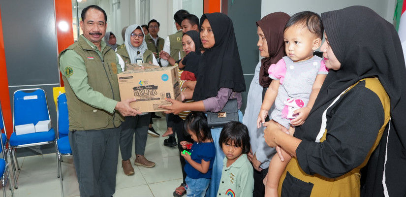 Penyerahan Pemberian Makanan Tambahan (PMT), masker, dan obat-obatan di RSUD Sepaku. (foto/humas otorita IKN)