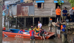 Seorang Remaja Laki-laki Hilang Saat Bermain Air di Sungai Karang Mumus