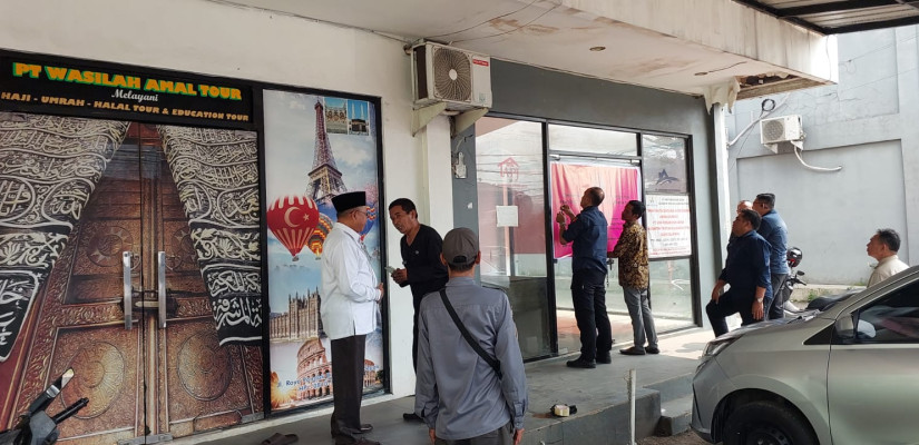 Proses penyitaan terhadap 1 (satu) buah bidang tanah yang di atasnya berdiri bangunan ruko yang berlokasi di Pertokoan Graha 45 Blok A3, Kelurahan Cisalak, Kecamatan Sukmajaya, Kota Depok Jawa Barat. (Kasi Penkum Kejati Kaltim)