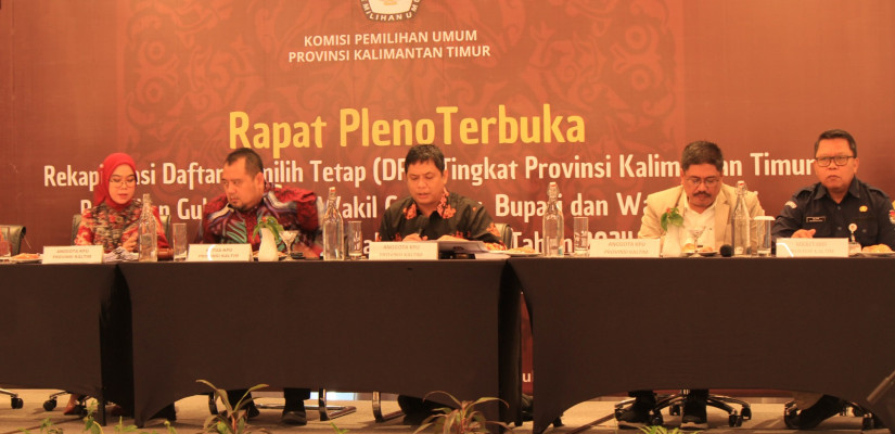 Rapat Pleno Terbuka Rekapitulasi Daftar Pemilih Tetap (DPT) untuk Pemilihan Gubernur dan Wakil Gubernur, Bupati dan Wakil Bupati, serta Walikota dan Wakil Walikota. (Foto: Media Center KPU kaltim)