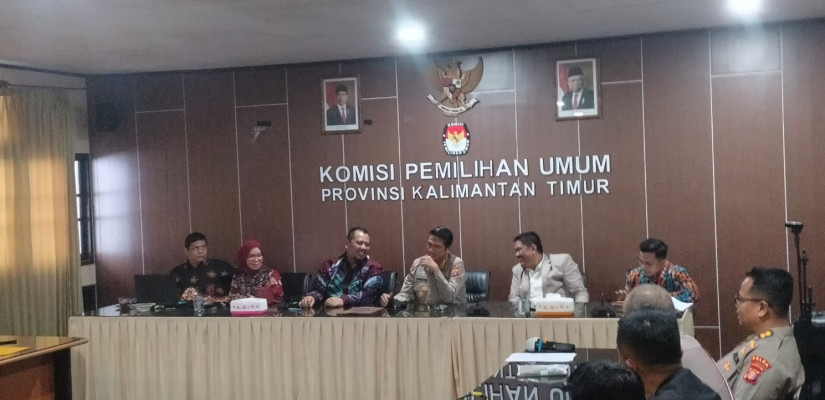 Rapat Pleno Tertutup untuk menetapkan pasangan calon Gubernur dan Wakil Gubernur Kalimantan Timur. (Media Center KPU Kaltim)